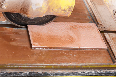 瓷砖店可以切割瓷砖吗(瓷砖师傅现场可以切割吗)