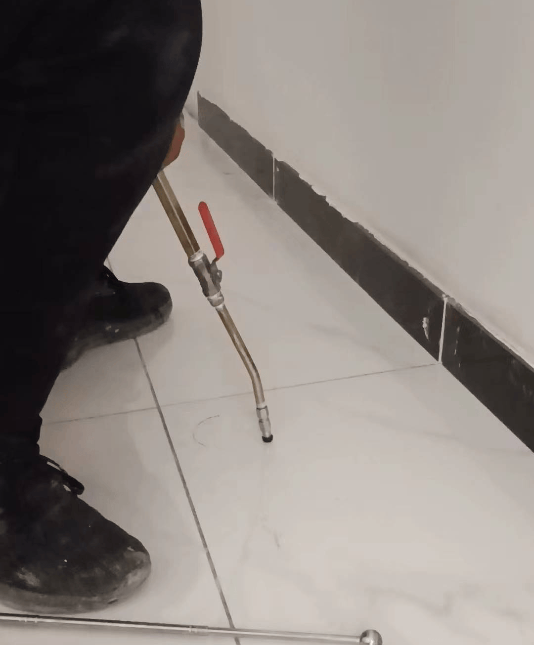 瓷砖空鼓打胶有用吗视频(瓷砖空鼓有什么胶水可打进去)