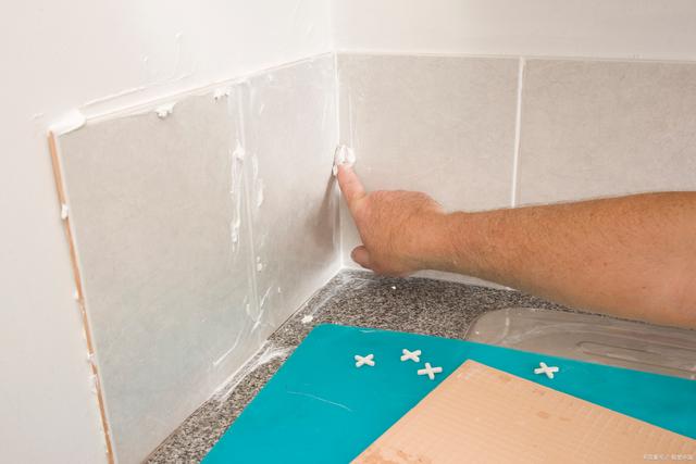 瓷砖空鼓能用玻璃胶吗视频(瓷砖空鼓能用玻璃胶吗视频教学)